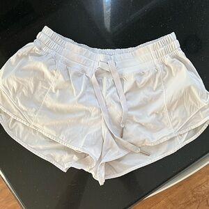 Lululemon Hotty Hot Shorts - white